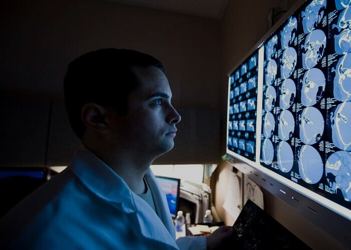 невролог смотрит на рентген